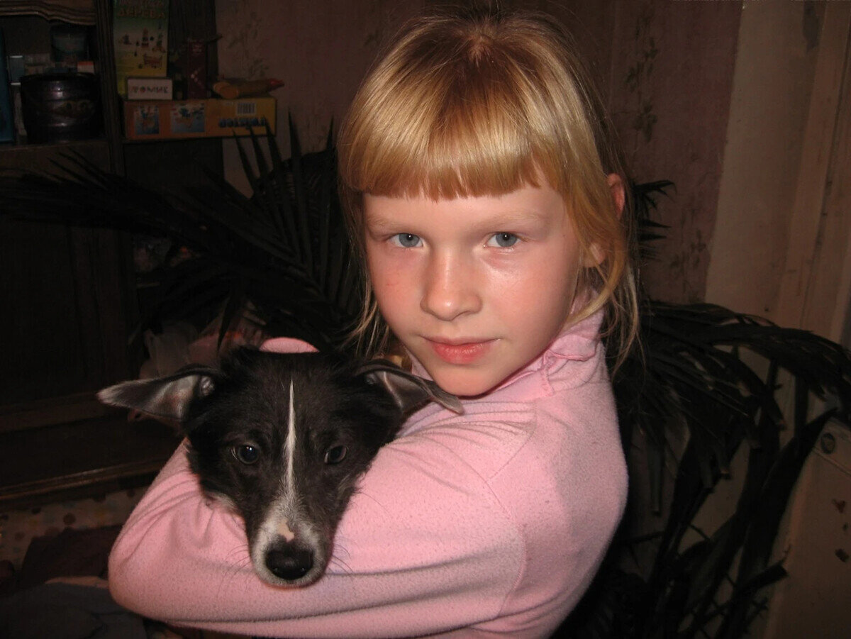 Это я и Фанька. Примерно 2013 год. Тогда, помнится, фотографировались мы на Новый год. В принципе, наверное, это последняя моя фотография с ней. По крайней мере, вроде как, больше нигде их нет - я искала...