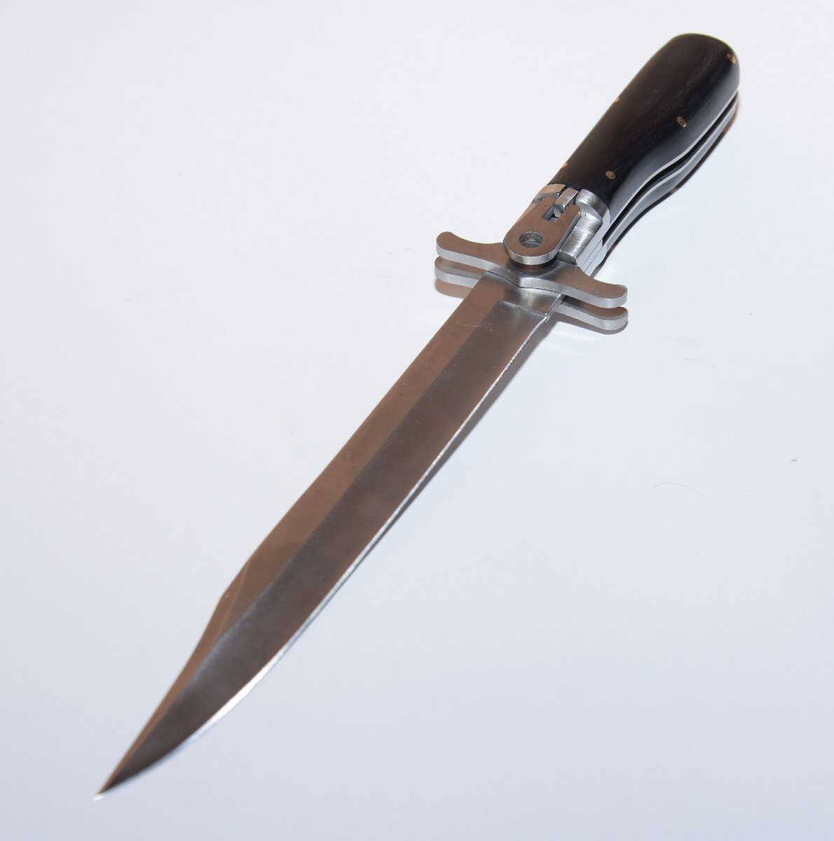 Складной нож традиционно у нас ассоциируется с чем то небольшим и изначально хозяйственным, так было раньше, так остается и сейчас.-7