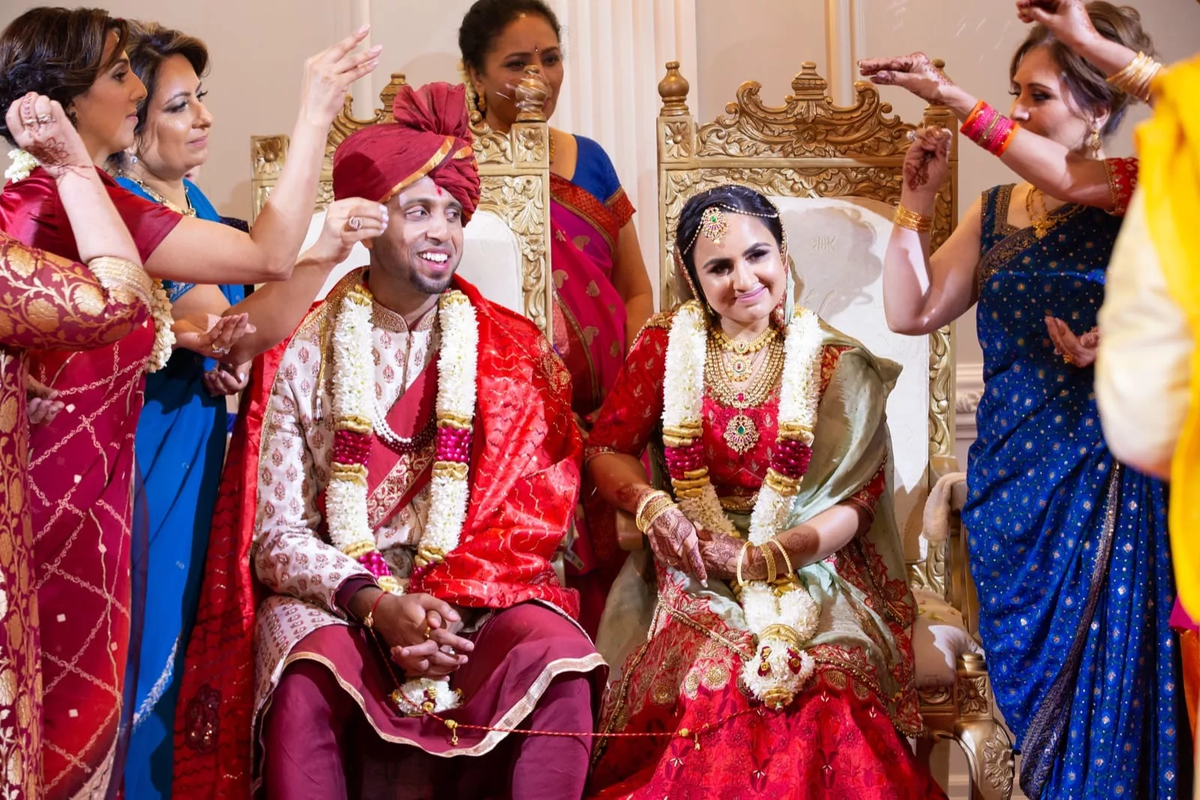 Запрещенные индийские книги. В индии запрещено приложение. Босиком в индийском храме. В индии запрещено приложение. Индия люди.