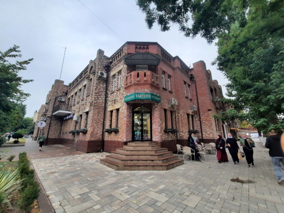 Единственное старинное здание в Грозном, сохраниашееся после военных действий.