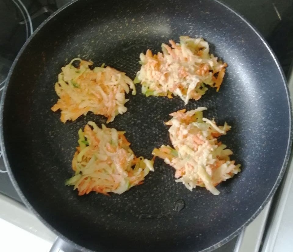 процесс жарки драников