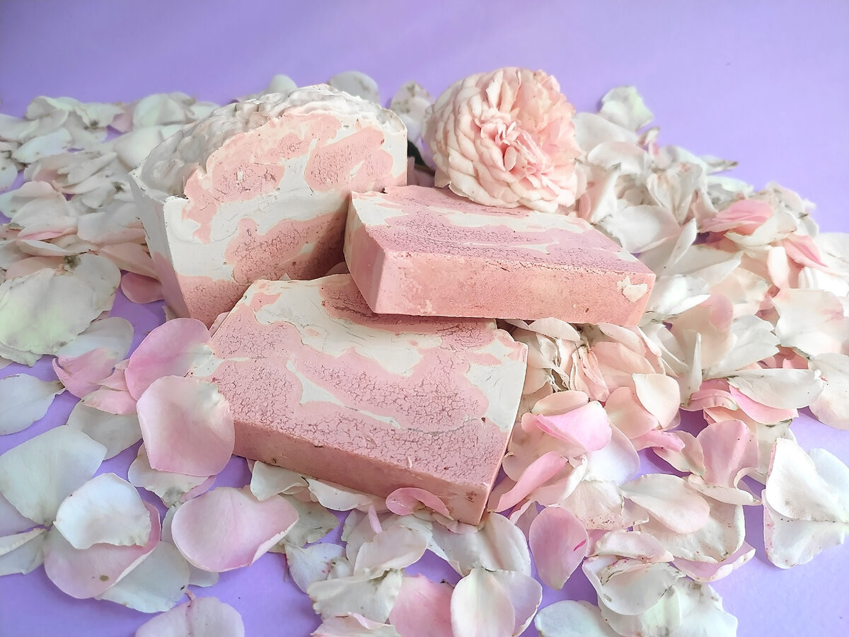 Лепестки роз, мыло