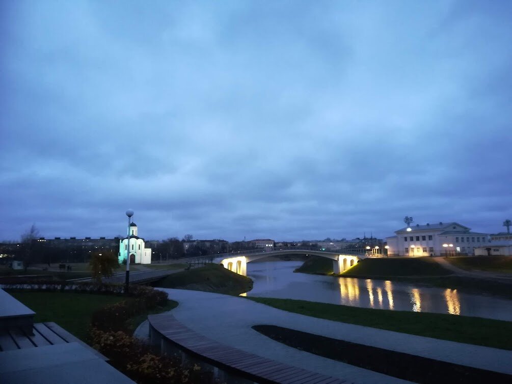 Центр города. Примерно шесть часов вечера.