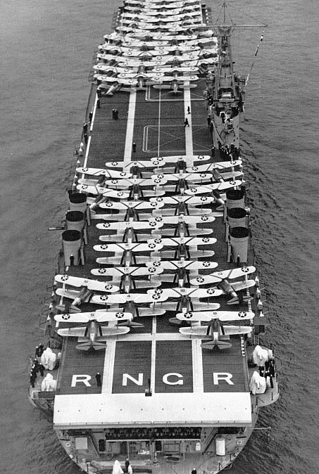 Авианосец "Рейнджер" с самолетами на полетной палубе