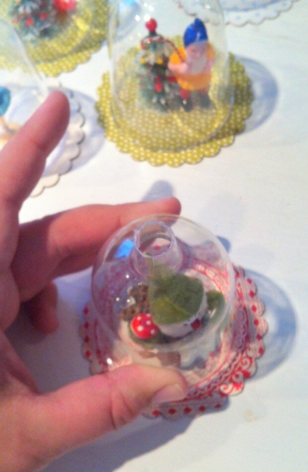 1.Отрезаем ножку бокала вот таким образом, нижняя часть нам больше не понадобится поэтому я ее просто выбросил.