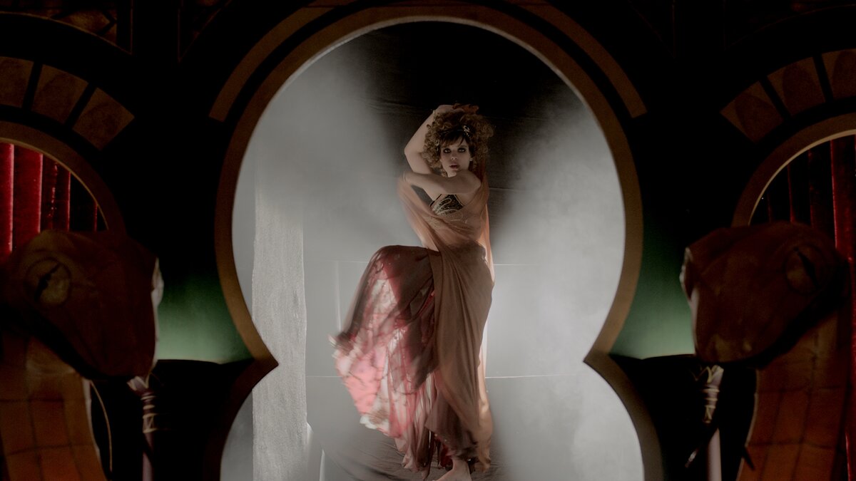 Беатрис во время выступления (кадр из фильма "Шоу Мистико", 2018)