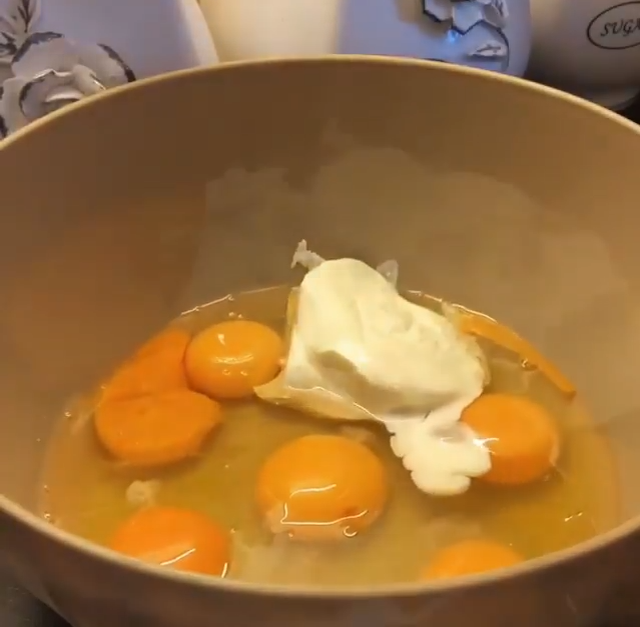 Слегка взбиваем вилкой