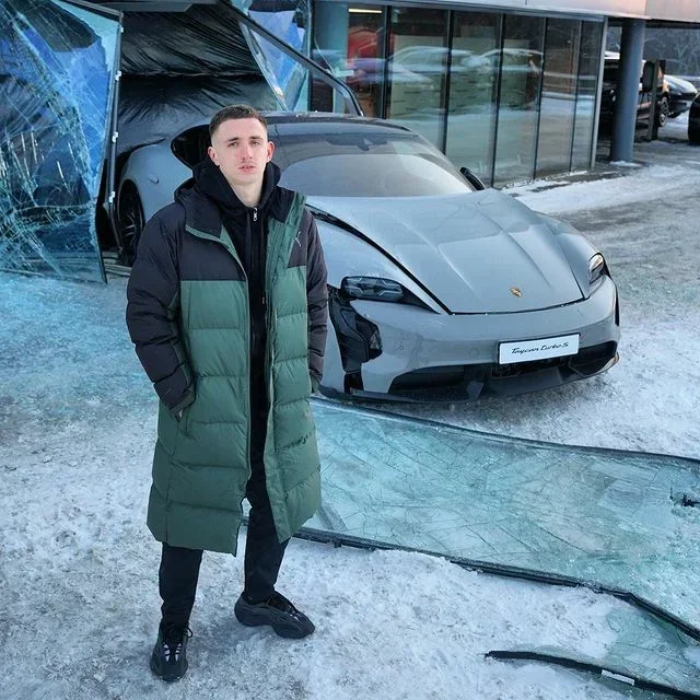 Михаил Литвин у нового Porshe Taycan