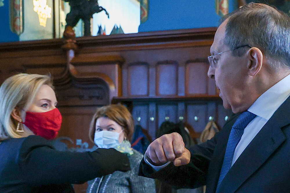 Перед началом переговоров Лиз Трасс и Сергея Лаврова. Фото Яндекс. Картинки. 