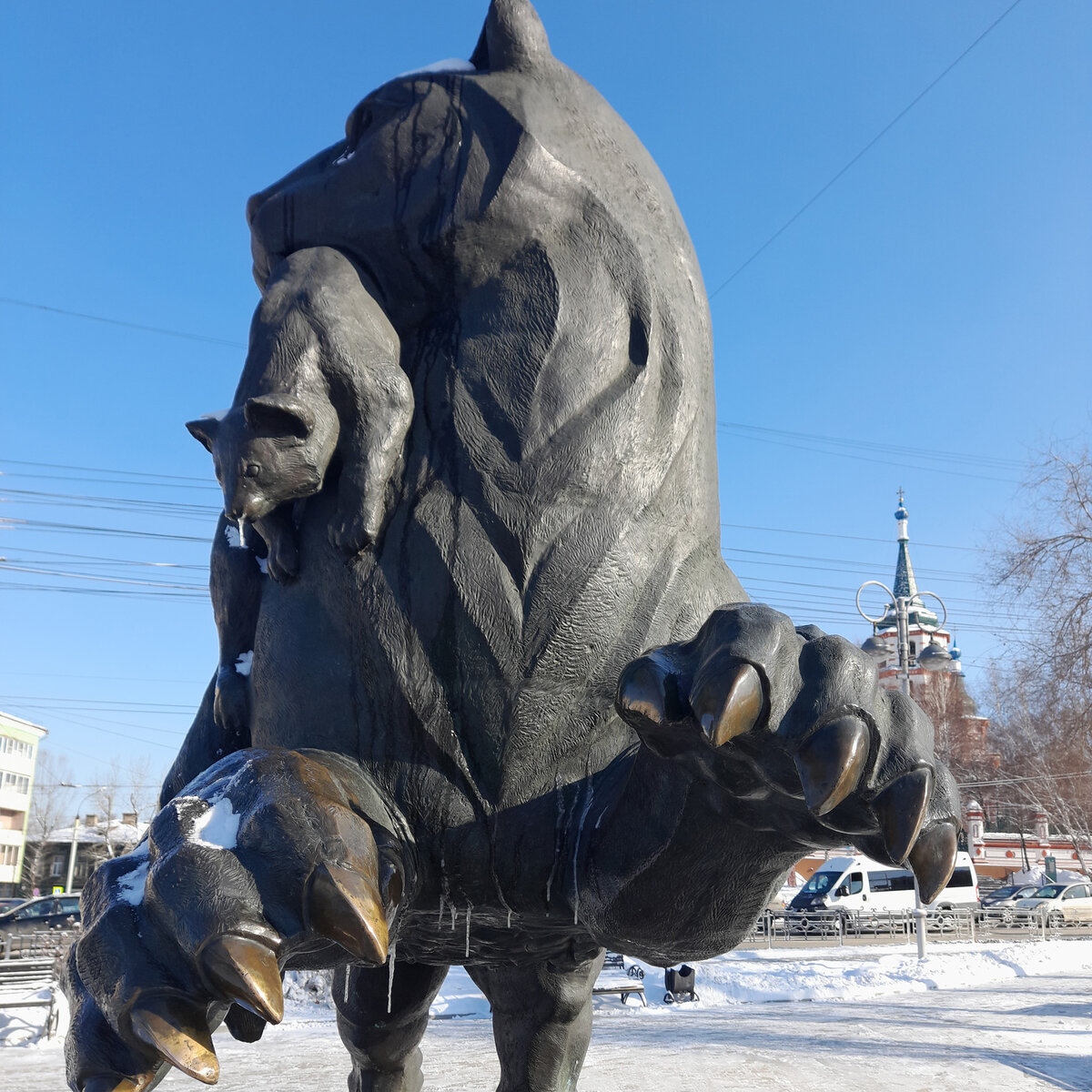 В Иркутске множество серьёзных памятников и скульптур - героическому землепроходцу Якову Похабову, расстрелянному Колчаку, притесняемому Вампилову, миролюбивому Александру Третьему, самодовольному...-1-3