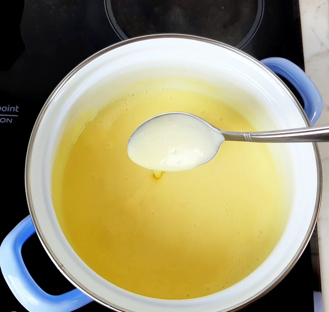 Яйца смешиваем с сахаром, добавляем сливки. Нагреваем при постоянном помешивании! до загустения (почти до кипения). Затем остужаем крем до комнатной температуры.
