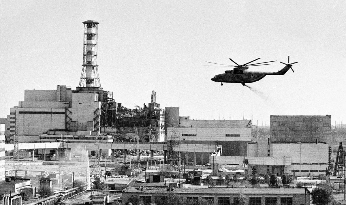 Вертолеты ведут дезактивацию зданий Чернобыльской атомной электростанции после аварии