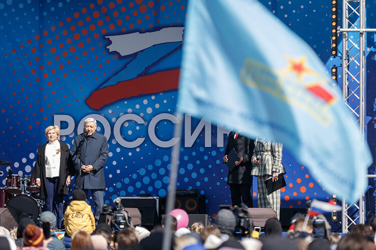 С приветственным словом выступил спикер Госсовета Фарид Мухаметшин, которому через три недели стукнет 75 лет. Его речь больше походила на политический доклад и агитацию, нежели на поздравление