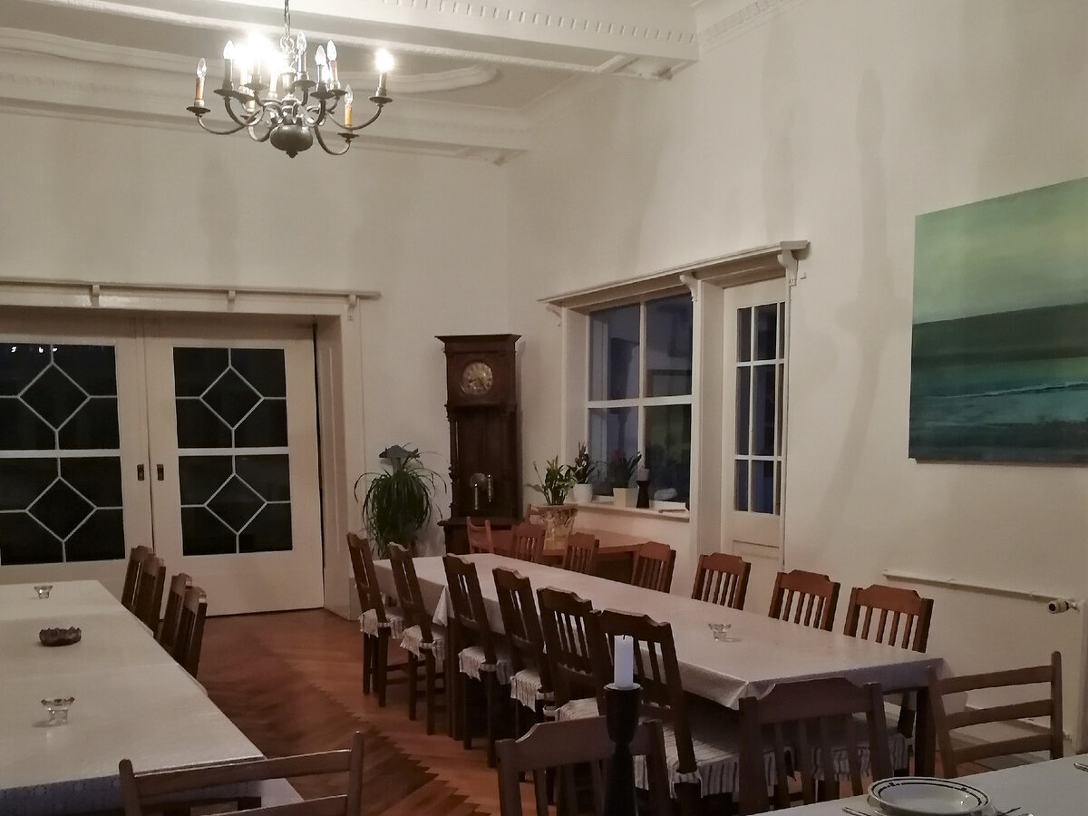 Обеденный зал, здесь и проходили наши учебные дни.