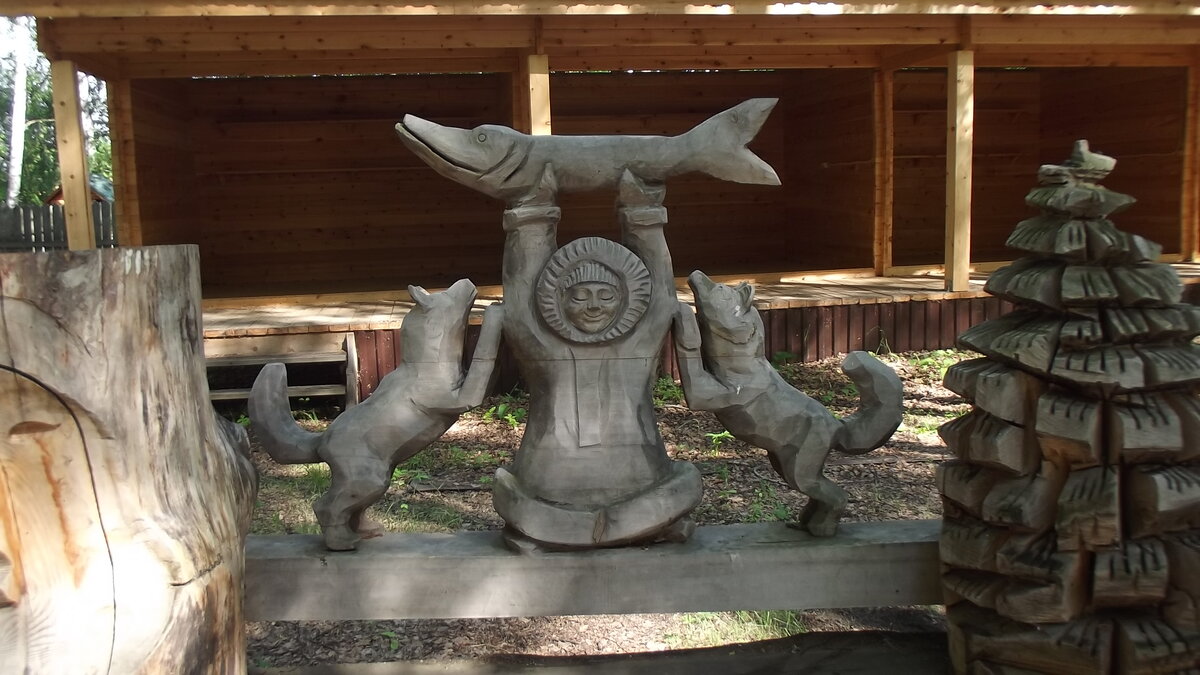 Деревянная скульптура в парке "Околица". Фото автора