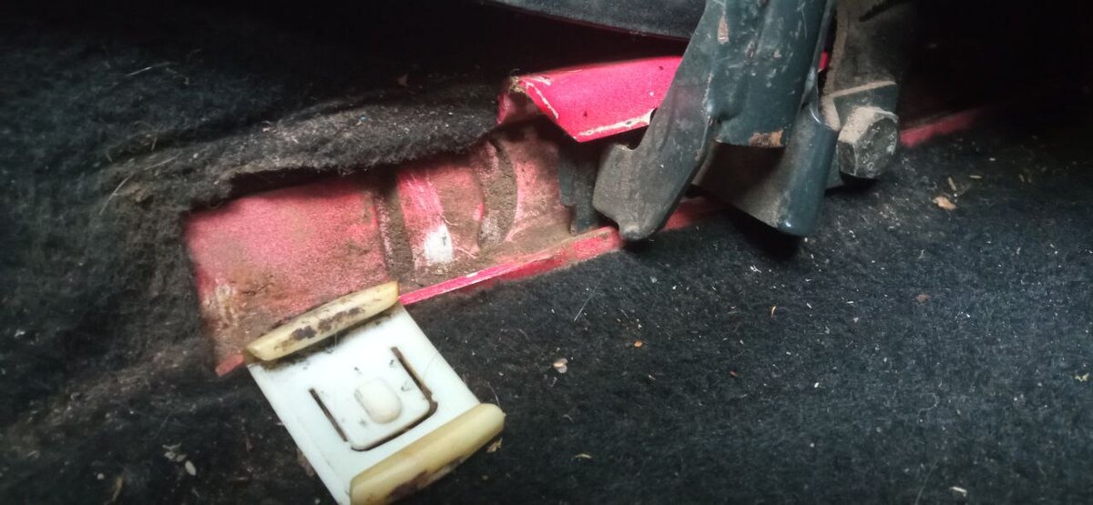 Место установки направляющей салазки. Если приглядеться то в самом пазу только металлическое основание из-за чего сиденье и стало болтаться(((