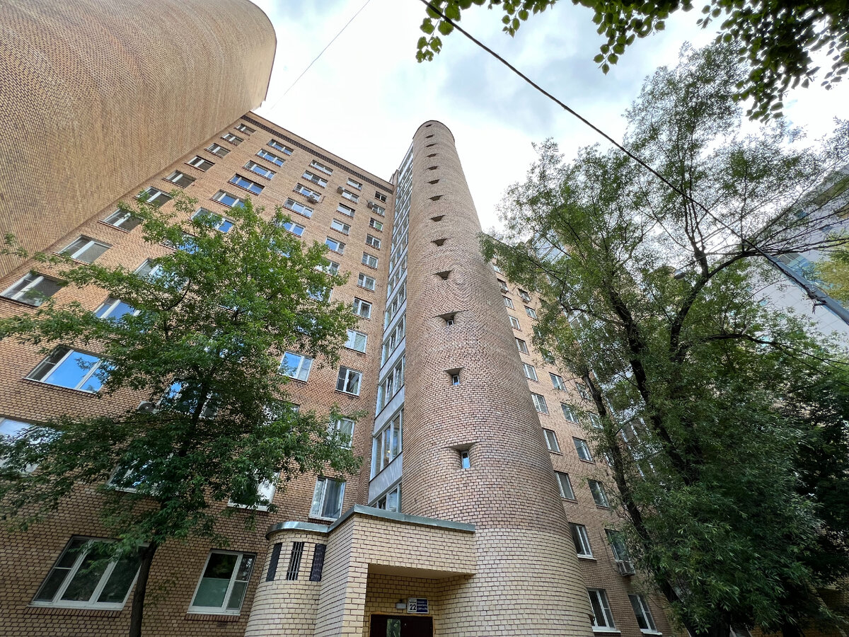 Вид на "башни" с другой стороны, 2022. Фото моё.