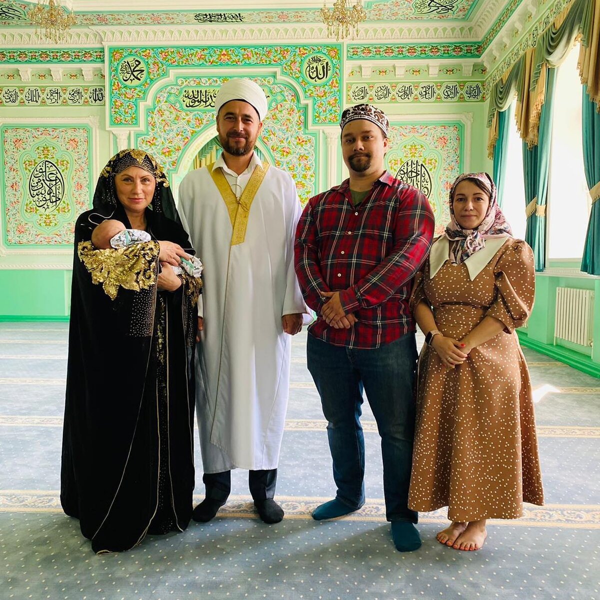    Ксения пришла в мечеть с матерью и братомСоцсети Розы Сябитовой