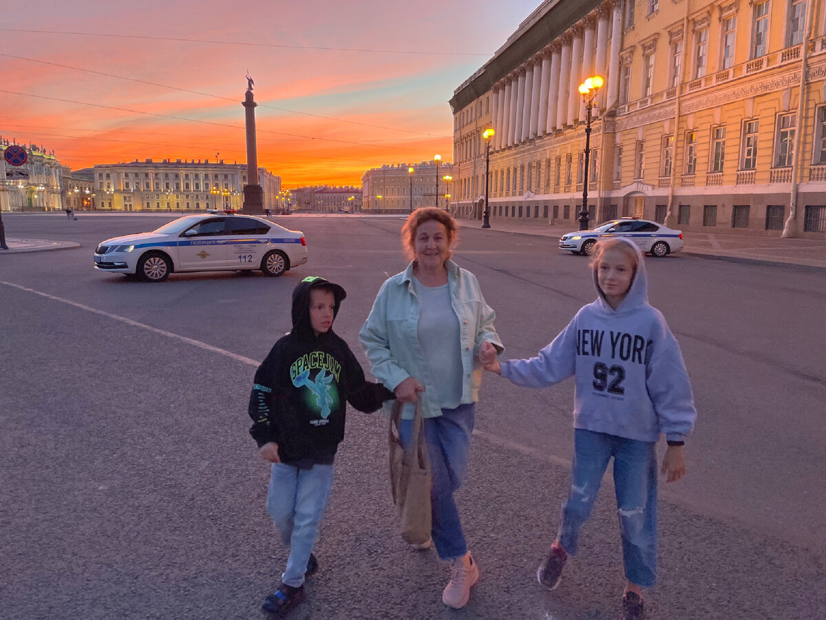 Начался он с 4 утра, когда мы не попали на закрытие мостов (именно в этот день второго разведения Дворцового моста не было).