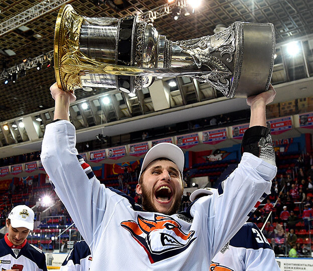    Ярослав Косов с Кубком Гагарина. photo.khl.ru