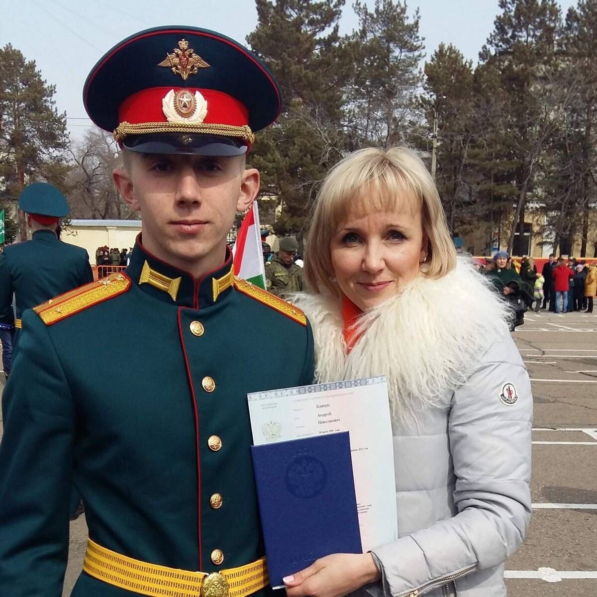 Герой с мамой на выпускном ДВОККУ в 2018 году. Фото: Мария Костюк / личный архив