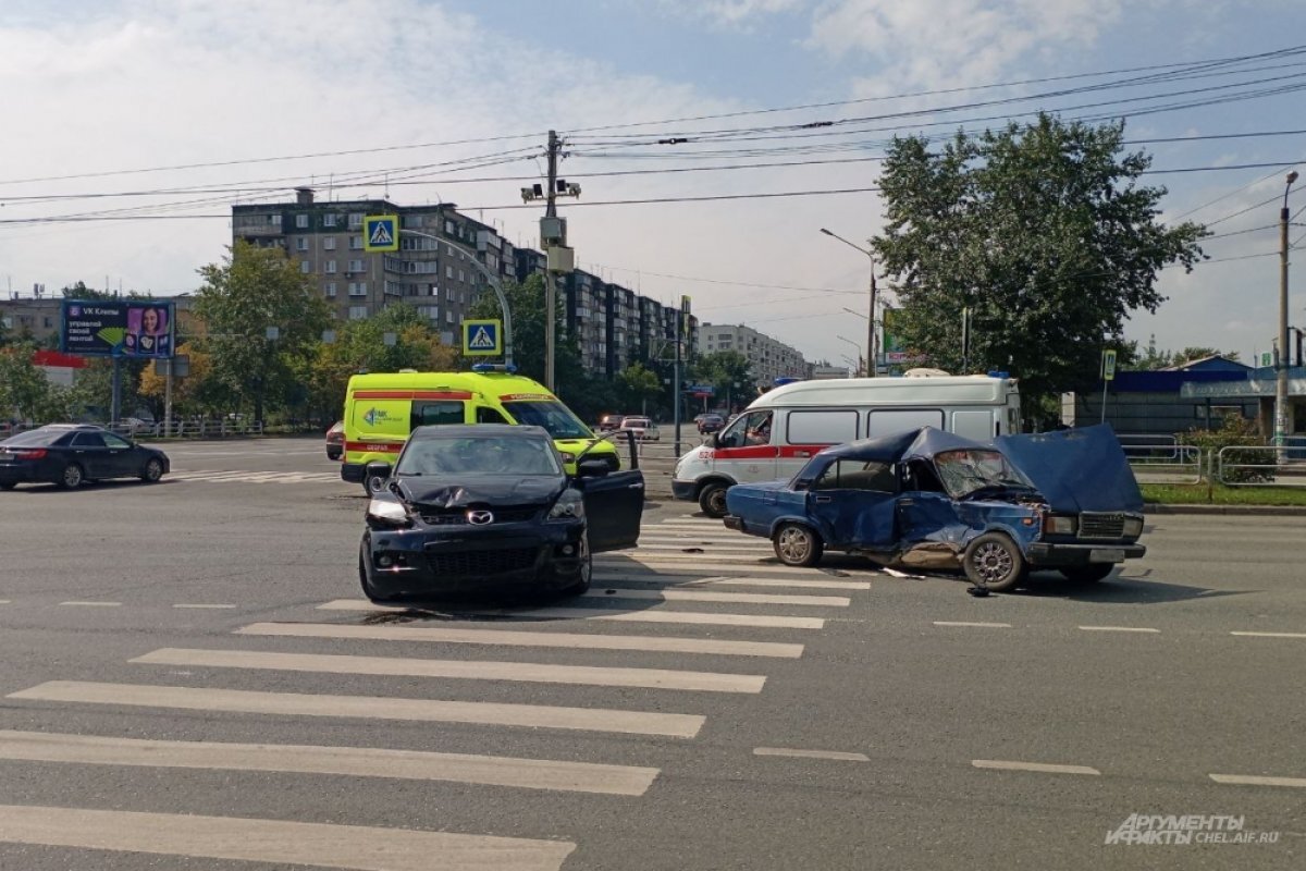 Два человека попали в больницу после ДТП на перекрёстке в Челябинске | АиФ- Челябинск | Дзен