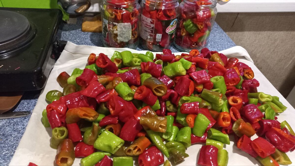 Половина перца уже утрамбована в банках. Фото автора 