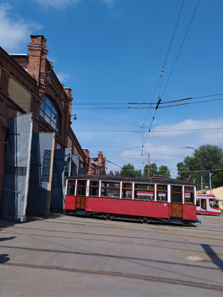 Вот на таком трамвае мы катались