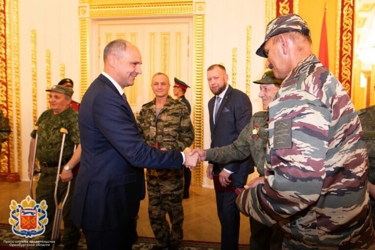    Денис Паслер вручил награды казакам — участникам СВО и оренбургскому военкому Андрей Севостьянов