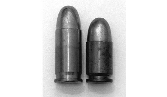                                  Патрон 7,65х17 мм (слева) и 7,65х15 мм (справа).