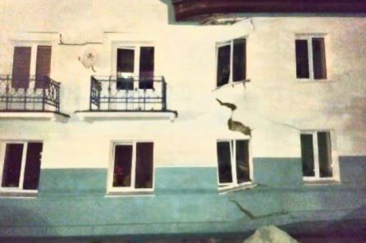    Семью с 17 детьми из треснувшего дома в Пионерском пообещали переселить