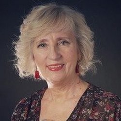— Товарный знак «Алабрыс» планирую использовать для привлечения туристов, — поделилась предприниматель с «Реальным временем». — Туристическое направление давно меня привлекает. Реальная история казанских котов, которых в свое время указом императрицы Елизаветы специально привезли в Санкт-Петербург для истребления мышей в Эрмитаже, впечатляет. Я интересуюсь историей, культурой, мифологией наших мест, поэтому возникла идея создать музей в честь казанского кота, у которого есть определенное имя, и музей будет называться «Алабрыс» — это тоже историческое название. Я регистрирую данный товарный знак, чтобы закрепить его за собой.