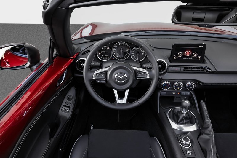 Mazda MX-5 ND — четвертое поколение самого популярного родстера в мире. Представители бренда говорят о возвращении с MX-5 к истокам. Учитывая его небольшие размеры и атмосферный двигатель 2.-2