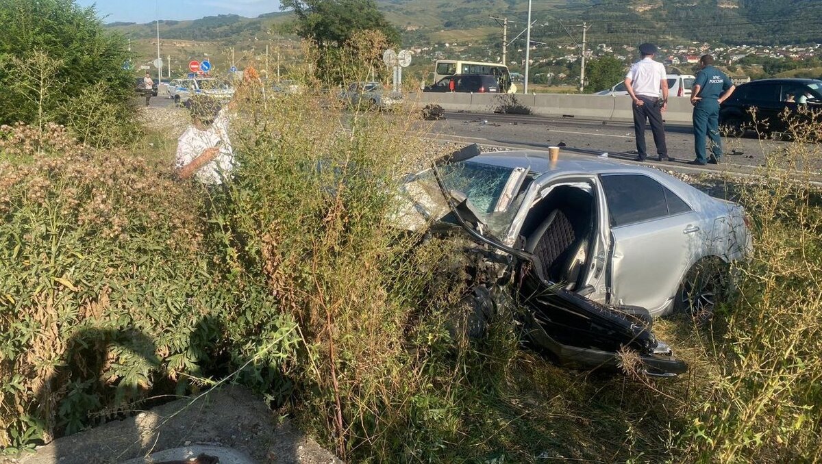     В Кисловодске произошла авария с маршруткой, в которой пострадали два человека, сообщил сити-менеджер Евгений Моисеев.
