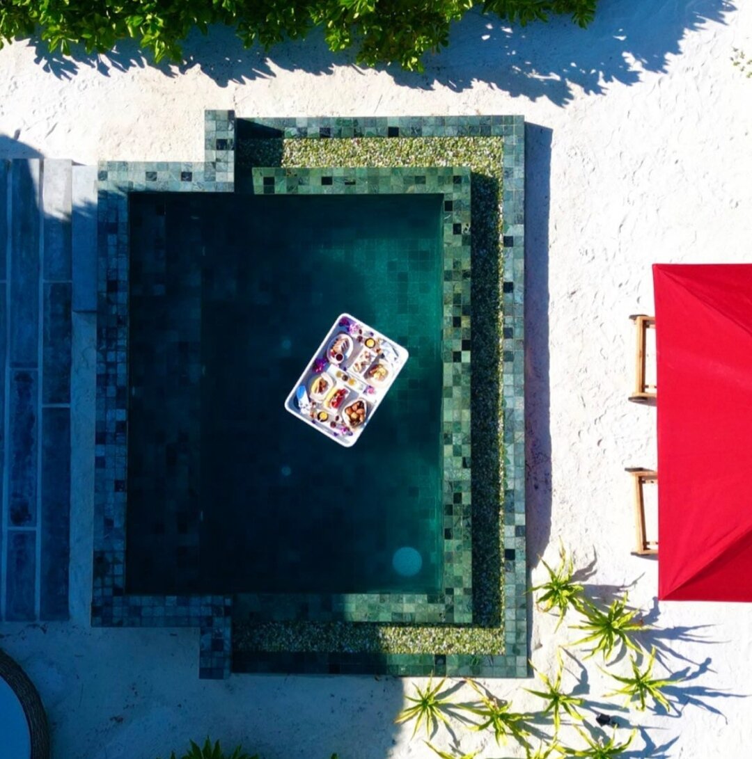 Плавающий завтрак в номере Beach Suite with pool Barcelo Lagoon.