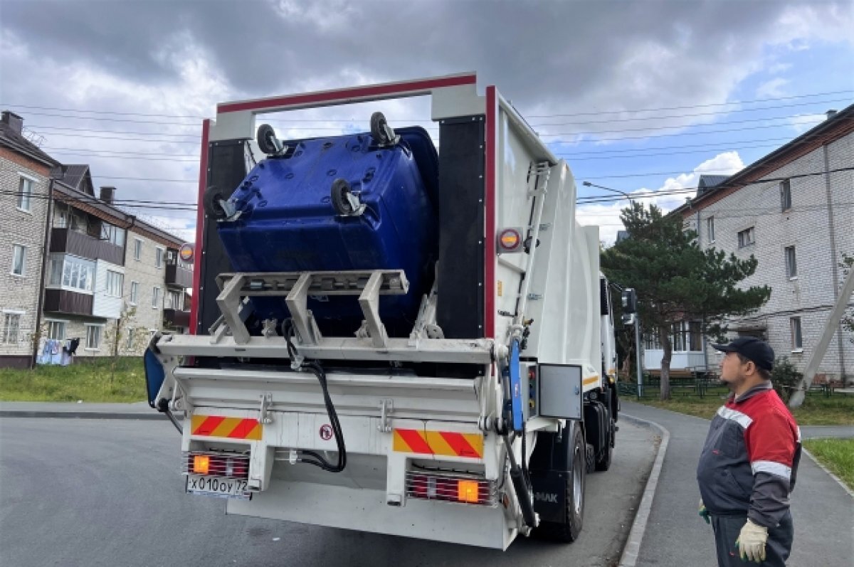    По Тюмени ездит мусоровоз, который умеет мыть контейнеры