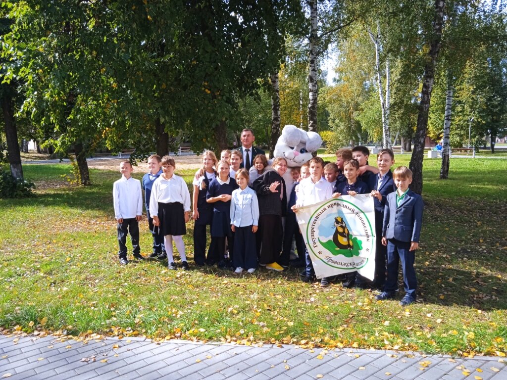 Лесничий и Заяц рассказали детям о том, почему важно беречь лес.