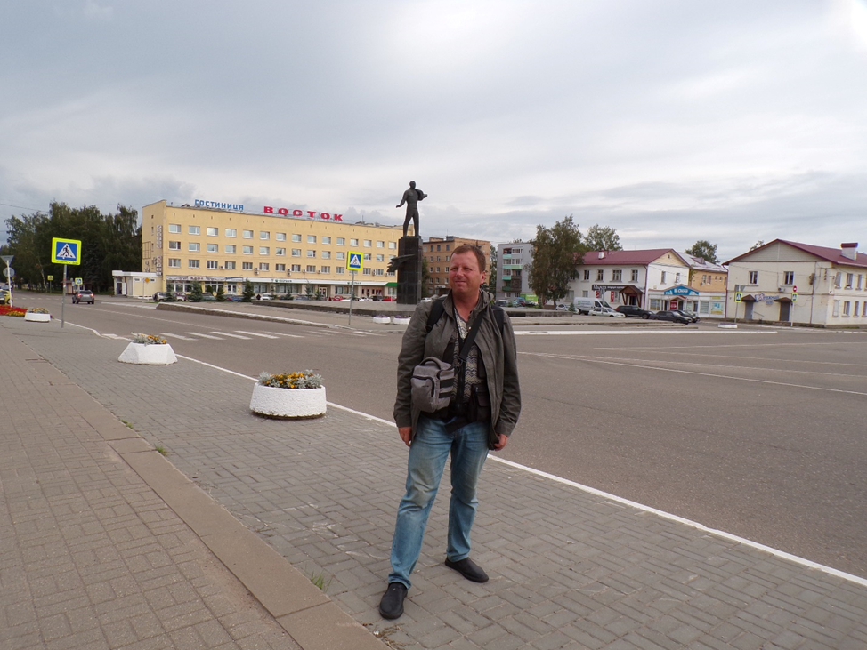 Центральная площадь в городе Гагарин и гостиница, в которой остановился на последний свой ночлег перед возвращением домой.