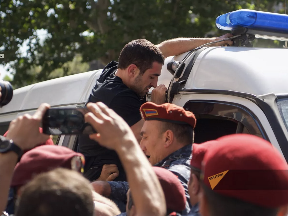    Полиция задерживает Левона Кочаряна во время протестов на фоне эскалации в Нагорном Карабахе© Sputnik