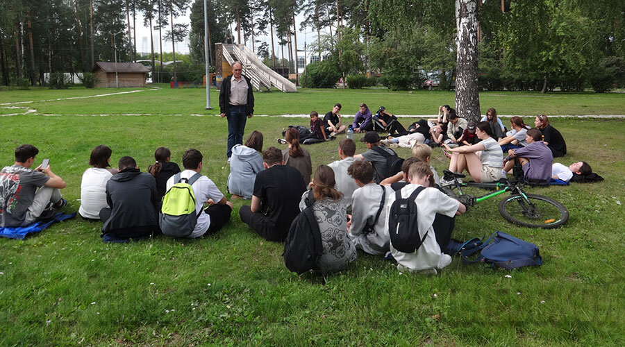 С трудоустроенными подростками Центр по работе с молодёжью «Феникс» проводит также разные тематические занятия и беседы. Фото ЦРМ «Феникс»