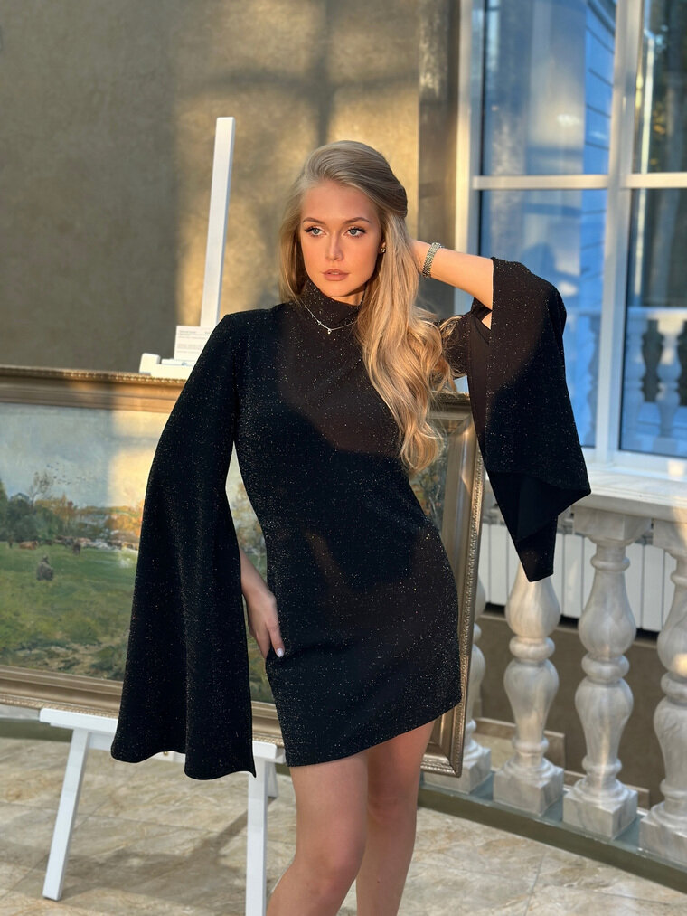    Фотограф играет с лучами солнца на лице модели