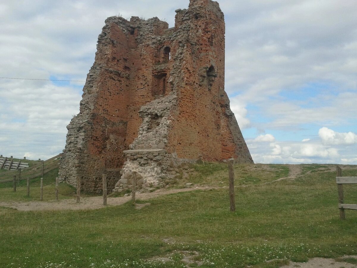 Новогрудский замок. Башня щитовка (53.601532, 25.827974)