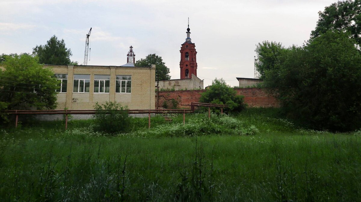 Школа погост. Поселок нижнее Украина область фото школа кладбище дома.