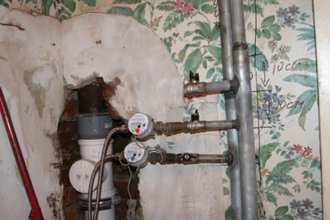  Оцинкованные стояки водоснабжения. Забегая вперёд: смонтированные с грубейшими ошибками