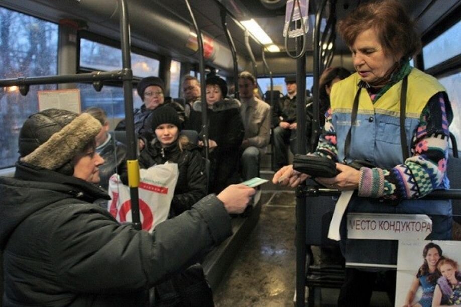 Кондуктор общественного транспорта. Кондуктор в автобусе. Кондуктор с билетами. Кондукторша в автобусе.