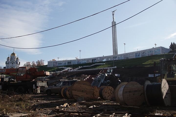 Пока работы на такой стадии, что окончательный вид склона еще можно изменить.  