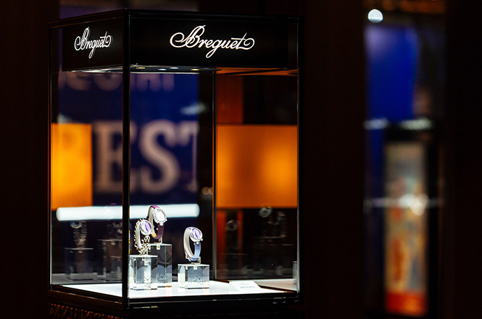 Часовая экспозиция Breguet