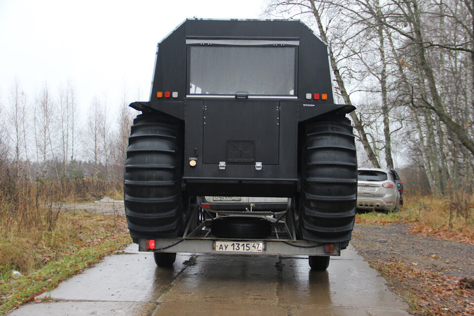 До места назначения "Шерп" приезжает на таком прицепе и с накачанными колесами. Чтобы снять его с этого пьедестала, трапы не нужны! Достаточно включить заднюю передачу и скатиться своим ходом.