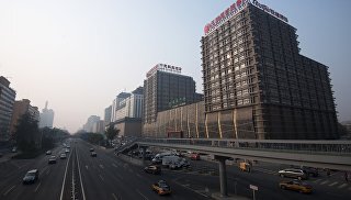 Илья ПиталевПерейти в фотобанкВласти Китая опровергли сообщения о планах сократить выкуп гособлигаций СШАС точки зрения американских властей есть несколько причин для введения антикитайских санкций. В декабрьском интервью The New York Times Трамп намекнул, что его "мягкая позиция" в отношении Китая обусловлена сотрудничеством Пекина в решении северокорейского ядерного вопроса, однако с тех пор Белый дом неоднократно обвинял Поднебесную в саботаже американских усилий по сдерживанию Северной Кореи. Более того, сам Трамп утверждает, что Китай был "пойман с поличным" в процессе обхода северокорейских санкций и эмбарго на поставку нефтепродуктов. Вопрос санкций в отношении китайской финансовой системы уже обсуждался летом прошлого года, когда в СМИ "утекла" информация о возможном их введении против китайских государственных банков, которые сотрудничают с северокорейскими компаниями. Тема заглохла после того, как стало известно, что по настоянию китайского Центрального банка государственные банки перестали оказывать финансовые услуги северокорейским клиентам, однако американская сторона способна в любой момент реактуализировать этот вопрос.