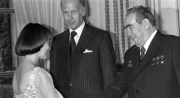 Главный клиент отеля "Петушок"
Президент Валери Жискар д'Эстен (1974-1981) не тратил время на ухаживания. Он завёл должность "агента по связям с театром и кино". Этот "агент" фактически был сводником и поставлял президенту актрис. Тому оставалось только приехать на "свидание" (или, скорее, случку) в отель "Петушок". Уговаривали актрис по-хорошему или угрозами и шантажом, неизвестно.


